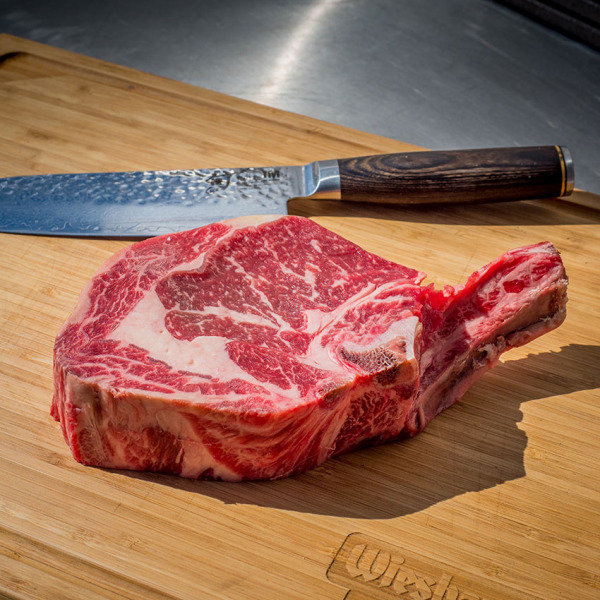 Kalbin Prime Rib Steak "dry aged" aus Österreich. Rib Eye Steak mit Knochen. Prime Rib STeak kaufen. Primerib Steaks aus Österreich. Stark marmoriertes Steak. Österreichisches Steak