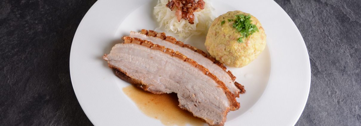 Rezept: Knuspriger Duroc-Bauch mit Semmelknödel, warmen Speckkraut