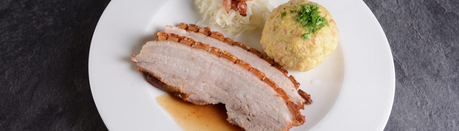 Rezept: Knuspriger Duroc-Bauch mit Semmelknödel, warmen Speckkraut