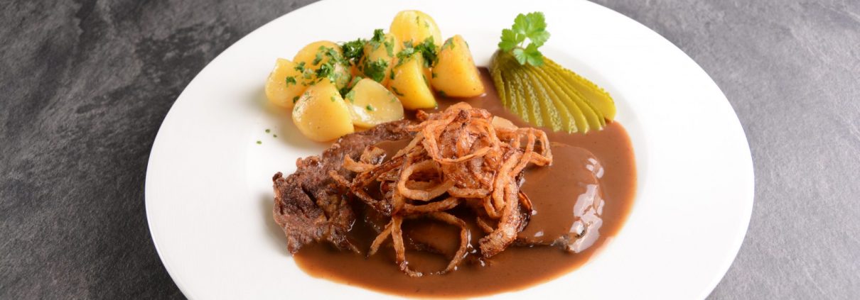 Rezept: Zwiebelrostbraten vom Rib Eye mit Petersilerdäpfel, Wiesbauer Gourmet! 400g Cultbeef Rib Eye Steak, 400g Rib Eye Steak in zwei gleiche Teile halbieren. Beide Teile salzen, pfeffern und mit beiden Seiten kurz ins Mehl legen. Pfanne gut vorheizen und die Fleischteile sofort nach dem Mehlieren in der Pfanne ...