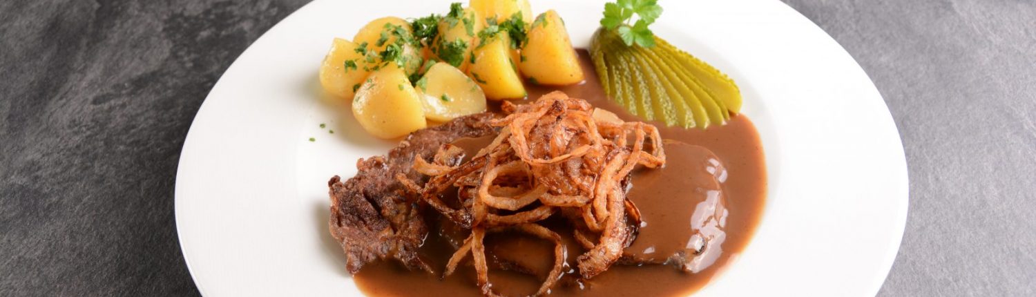 Rezept: Zwiebelrostbraten vom Rib Eye mit Petersilerdäpfel, Wiesbauer Gourmet! 400g Cultbeef Rib Eye Steak, 400g Rib Eye Steak in zwei gleiche Teile halbieren. Beide Teile salzen, pfeffern und mit beiden Seiten kurz ins Mehl legen. Pfanne gut vorheizen und die Fleischteile sofort nach dem Mehlieren in der Pfanne ...