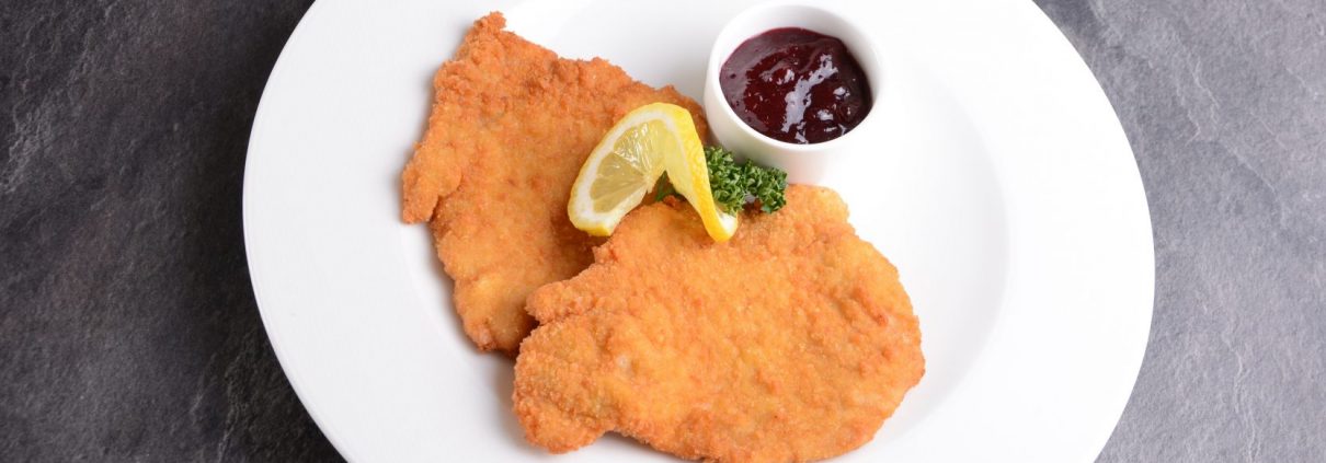 Rezept: Gebackenes Duroc Schnitzel mit Preiselbeer-Kompott, Wiesbauer