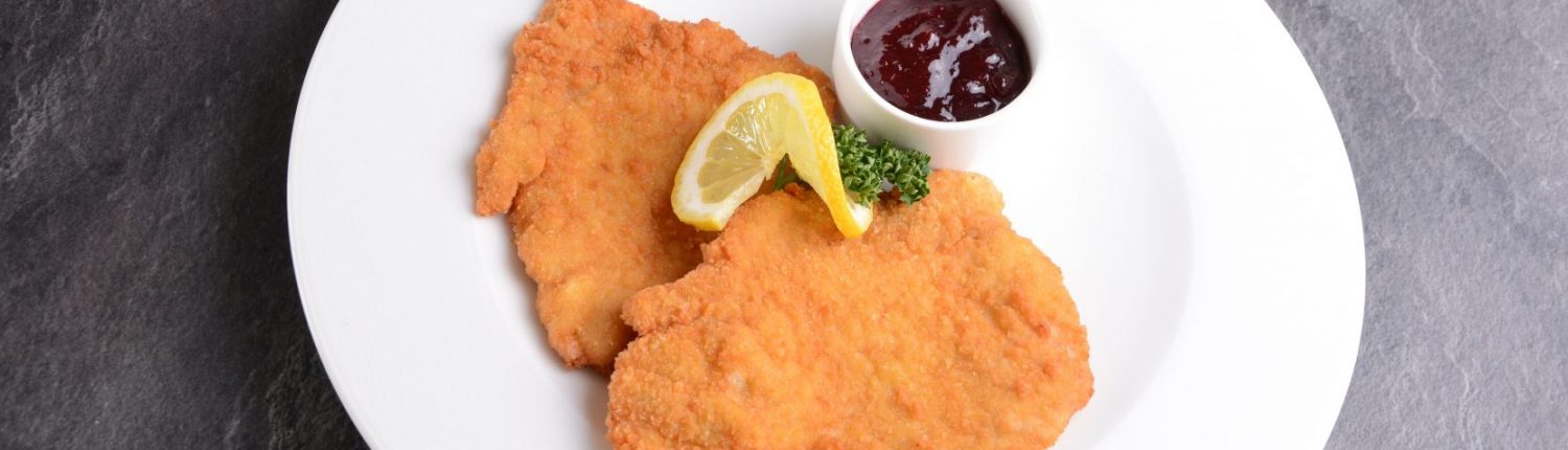 Rezept: Gebackenes Duroc Schnitzel mit Preiselbeer-Kompott, Wiesbauer