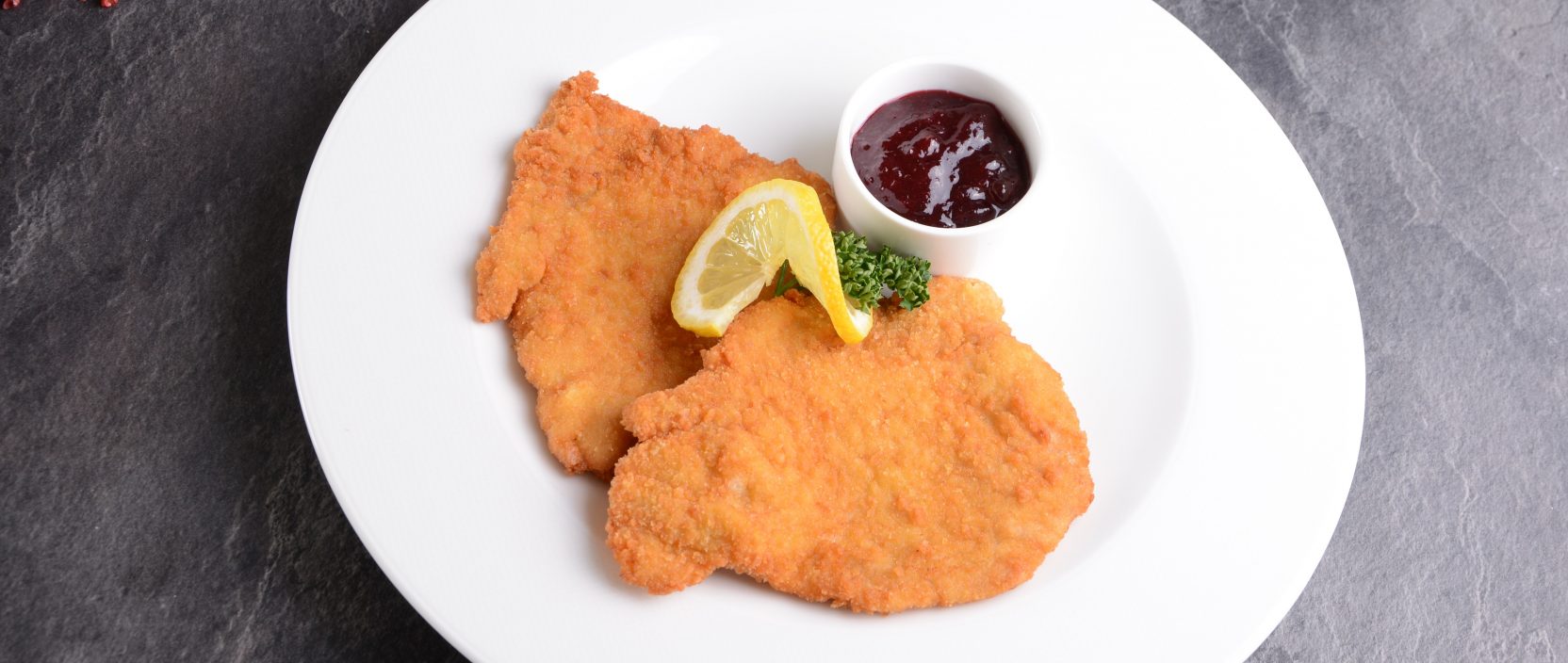 Rezept: Gebackenes Duroc Schnitzel mit Preiselbeer-Kompott, Wiesbauer