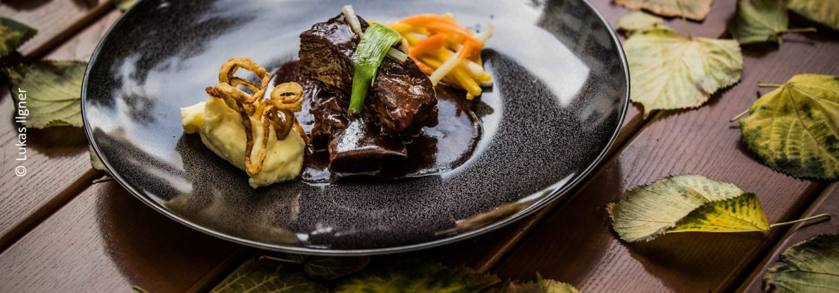 Rezept: Short-Rib mit Püree & glaciertem Gemüse, Wiesbauer Gourmet - Zutaten für 4 Personen. 1 kg Short Rib, Short Rib würzen, anbraten und aus dem Topf herausnehmen. Wurzelgemüse grobwürfelig schneiden und im Bratenrückstand anbraten. Tomatenmark mitrösten, mit Rotwein ablöschen und einreduzieren ...