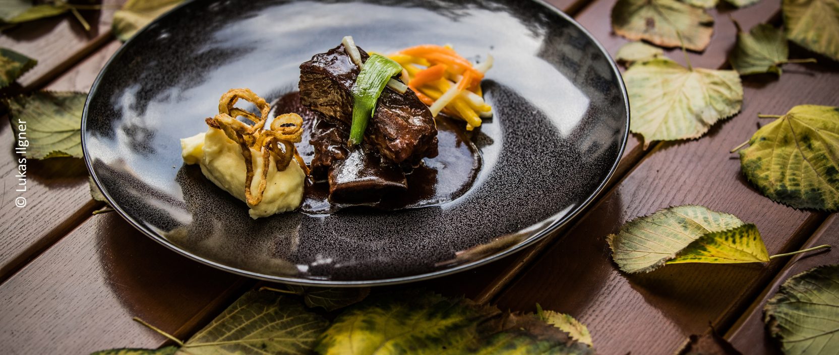 Rezept: Short-Rib mit Püree & glaciertem Gemüse, Wiesbauer Gourmet - Zutaten für 4 Personen. 1 kg Short Rib, Short Rib würzen, anbraten und aus dem Topf herausnehmen. Wurzelgemüse grobwürfelig schneiden und im Bratenrückstand anbraten. Tomatenmark mitrösten, mit Rotwein ablöschen und einreduzieren ...