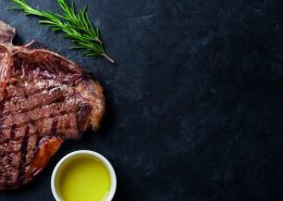 steakgenuss, Die sieben Tricks zum Steakgenuss ➤ Wiesbauer Gourmet Online Shop! Gutes Steak braucht neben der richtigen Qualität auch die richtige Zubereitung. Mit diesen sieben Tricks gelingt das perfekte Steak auch ganz einfach Zuhause ➤ Zimmertemperatur, Salzen, Grillen, Würzen, Öl, Kerntemperatur, Rasten lassen!