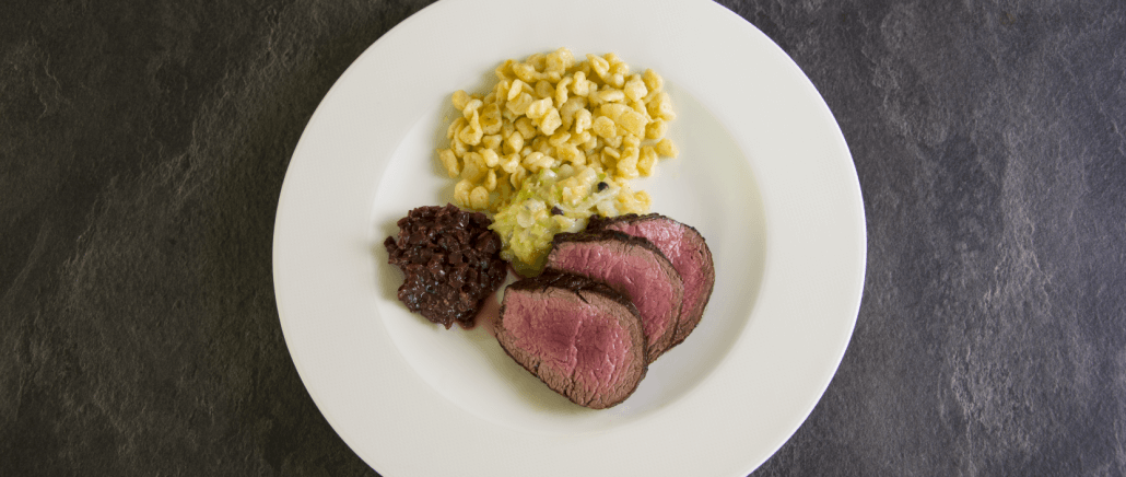 Rinderfilet im Ganzen mit getrüffeltem Kohl, Rotwein-Balsamico-Scharlotten und Butternockerl für 8 Personen. 2 kg Rinderfilet im Ganzen von Wiesbauer Gourmet. Das Rinderfilet mit Salz und Pfeffer würzen, auf Zimmertemperatur bringen und in einer heißen Pfanne scharf anbraten. Das Filet in ...