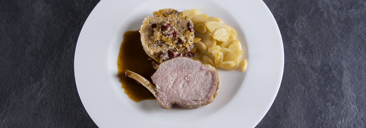 Rezept: Kalbskrone im Ganzen mit Pastinakenscheiben und Couscous Deluxe für 8 Personen von Wiesbauer Gourmet. Zutaten: 2,1 kg Kalbskrone im Ganzen, die Kalbskronen Zuerst mit Salz und Pfeffer würzen, anschließend im Ofen stark anbraten bei 240 C° 20 Minuten. Danach die Temperatur auf 120 C° zurückdrehen und nochmal ...