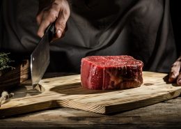 Steak gesund und macht schlank ➤ von Wiesbauer Gourmet online kaufen. Wer abnehmen möchte, muss auf ein leckeres, saftiges Steak keineswegs verzichten. Zwar gelten Hähnchen und Pute als das Diät-Fleisch schlechthin, doch auch beim Rind gibt es magere Stücke, die fast genauso fettarm sind wie Geflügel. Hier alle Infos!