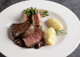 Rezept: Rinderfilet (Uruguay) mit Speckfisolen und Trüffelpüree! Mit Salz und Pfeffer würzen, auf Zimmertemperatur bringen und in einer heißen Pfanne scharf anbraten. Das Filet in der Pfanne in den Ofen stellen und auf 62 C° Kerntemperatur bei 120 C° fertig braten. Wiesbauer Gourmet