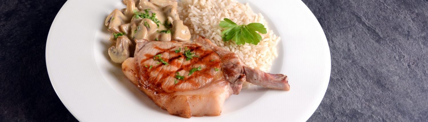 Rezept: Durockrone mit Champignonsauce und Reis, Wiesbauer Gourmet. 300 g Duroc Krone, Die einzelne Krone salzen und in einer heißen Pfanne anbraten, sowie salzen und pfeffern. Champignon vierteln und in einer heißen pfanne scharf anbraten, anschließend mit Obers aufgießen ...