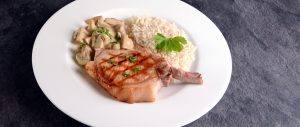 Rezept: Durockrone mit Champignonsauce und Reis, Wiesbauer Gourmet. 300 g Duroc Krone, Die einzelne Krone salzen und in einer heißen Pfanne anbraten, sowie salzen und pfeffern. Champignon vierteln und in einer heißen pfanne scharf anbraten, anschließend mit Obers aufgießen ...