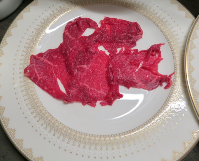 Beef Carpaccio mit roten Zwiebeln & Trüffelmayonnaise