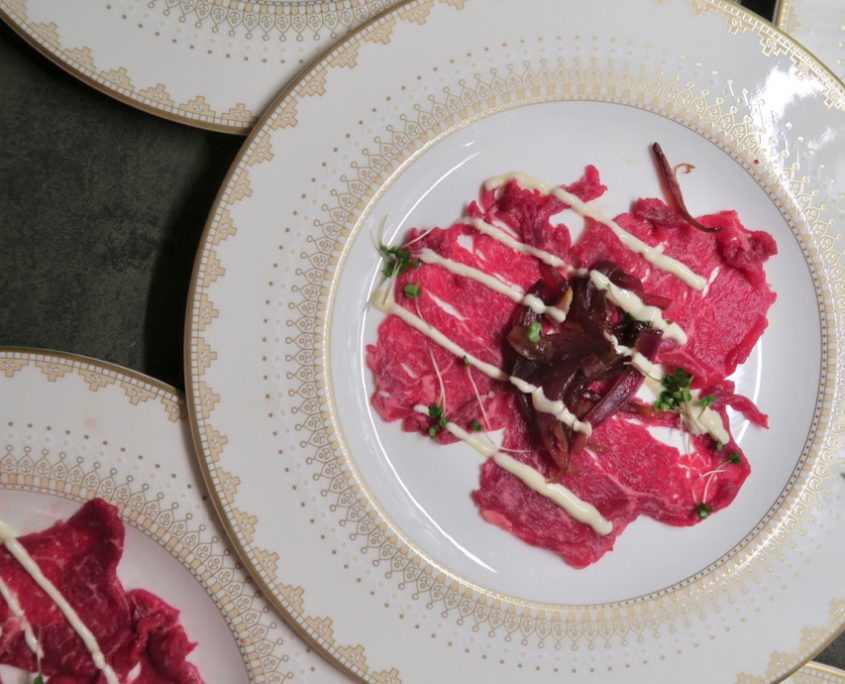 Beef Carpaccio mit roten Zwiebeln & Trüffelmayonnaise