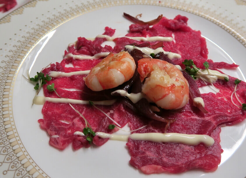 Beef Carpaccio mit roten Zwiebeln & Trüffelmayonnaise