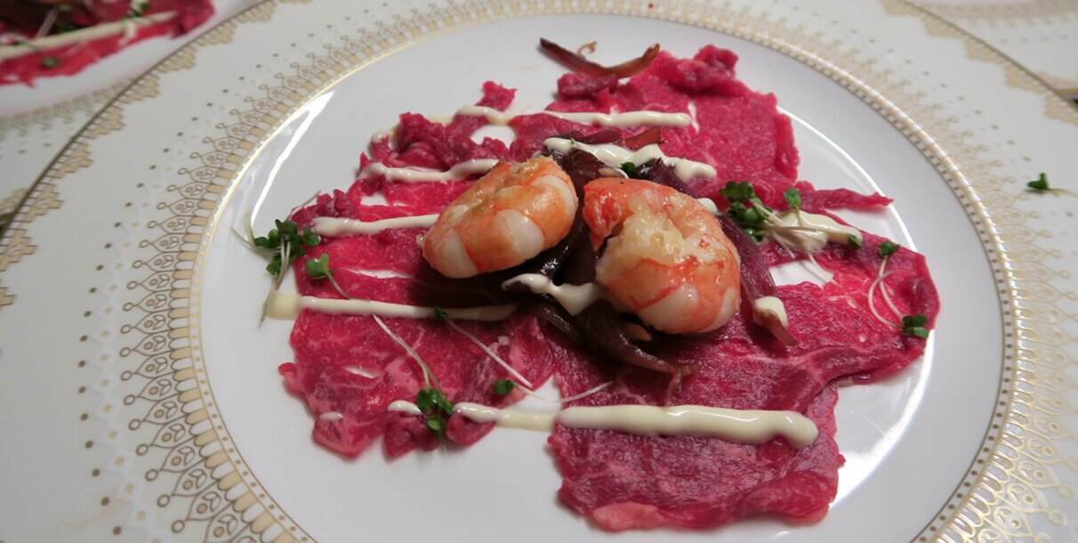 Beef Carpaccio mit roten Zwiebeln & Trüffelmayonnaise