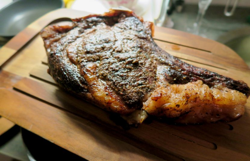 Steak Quartett mit Ofenkartoffeln, Schnittlauchsauce und Spargelgemüse