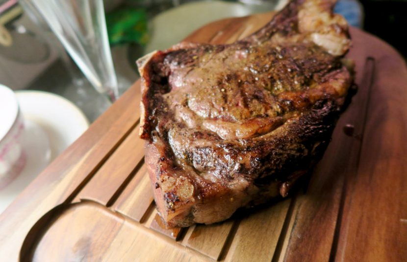 Steak Quartett mit Ofenkartoffeln, Schnittlauchsauce und Spargelgemüse