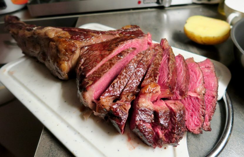 Steak Quartett mit Ofenkartoffeln, Schnittlauchsauce und Spargelgemüse