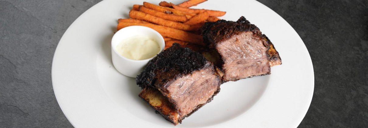 Shortribs mit Süßkartoffelpommes und White BBQ Sauce, Wiesbauer Gourmet