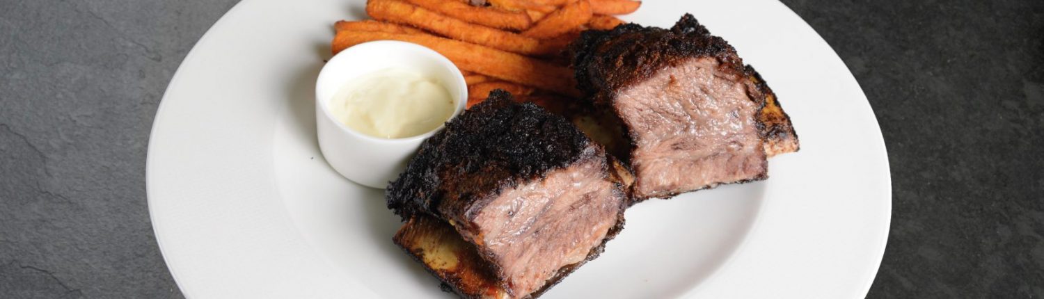 Shortribs mit Süßkartoffelpommes und White BBQ Sauce, Wiesbauer Gourmet