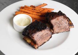 Shortribs mit Süßkartoffelpommes und White BBQ Sauce, Wiesbauer Gourmet