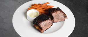 Shortribs mit Süßkartoffelpommes und White BBQ Sauce, Wiesbauer Gourmet
