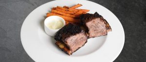 Shortribs mit Süßkartoffelpommes und White BBQ Sauce, Wiesbauer Gourmet