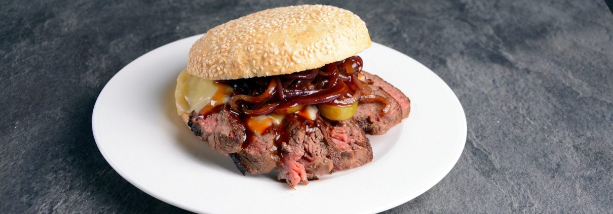 Rezept: Steakfleisch-Burger mit selbstgemachten Buns von Wiesbauer Gourmet online kaufen. Beiried Dry Aged von der Kalbin jetzt online kaufen! Die Hefe mit etwas Zucker und Mehl mischen, damit diese die Hefe aktivieren und sie gut gehen lassen. Die benötigte Milch leicht erwärmen (ca. 45 C°).