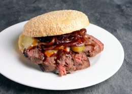 Rezept: Steakfleisch-Burger mit selbstgemachten Buns von Wiesbauer Gourmet online kaufen. Beiried Dry Aged von der Kalbin jetzt online kaufen! Die Hefe mit etwas Zucker und Mehl mischen, damit diese die Hefe aktivieren und sie gut gehen lassen. Die benötigte Milch leicht erwärmen (ca. 45 C°).