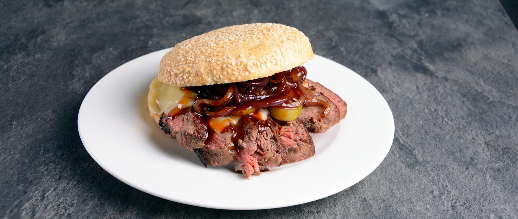 Rezept: Steakfleisch-Burger mit selbstgemachten Buns von Wiesbauer Gourmet online kaufen. Beiried Dry Aged von der Kalbin jetzt online kaufen! Die Hefe mit etwas Zucker und Mehl mischen, damit diese die Hefe aktivieren und sie gut gehen lassen. Die benötigte Milch leicht erwärmen (ca. 45 C°).