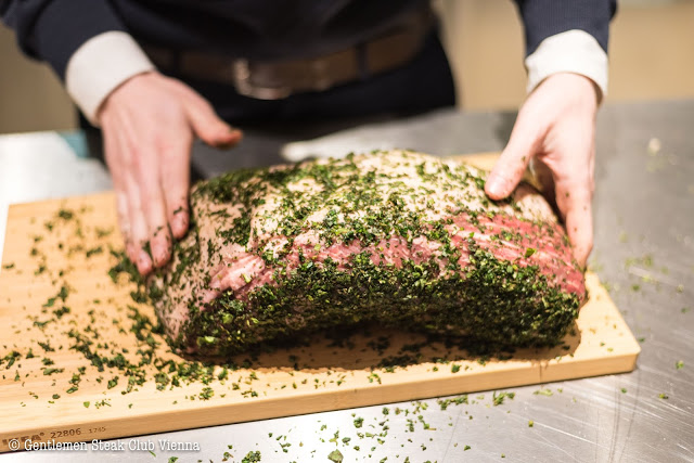 Roastbeef im Kräutermantel mit Rosmarin-Kartoffel und Buttergemüse