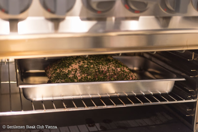 Roastbeef im Kräutermantel mit Rosmarin-Kartoffel und Buttergemüse