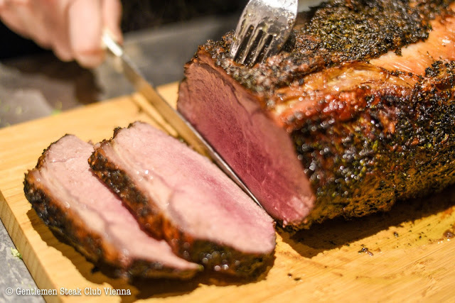 Roastbeef im Kräutermantel mit Rosmarin-Kartoffel und Buttergemüse