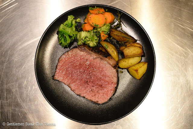 Roastbeef im Kräutermantel mit Rosmarin-Kartoffel und Buttergemüse