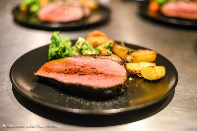 Roastbeef im Kräutermantel mit Rosmarin-Kartoffel und Buttergemüse