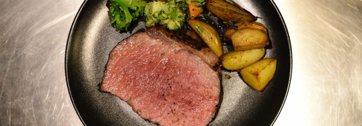 Roastbeef im Kräutermantel mit Rosmarin-Kartoffel und Buttergemüse