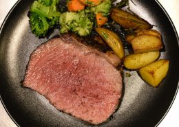 Roastbeef im Kräutermantel mit Rosmarin-Kartoffel und Buttergemüse