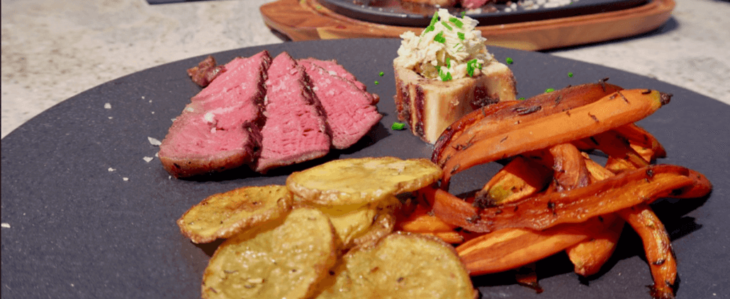 Binekocht: Mangalitza Schweinsbraten mit Dunkelbierkraut und Knödel