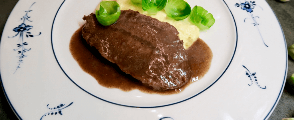 Schulterscherzl mit cremiger Polenta & Gewürzsauce