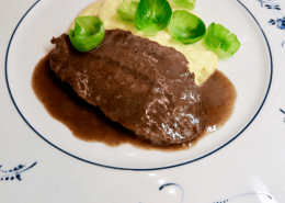 Schulterscherzl mit cremiger Polenta & Gewürzsauce