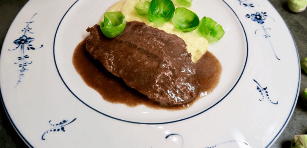 Schulterscherzl mit cremiger Polenta & Gewürzsauce