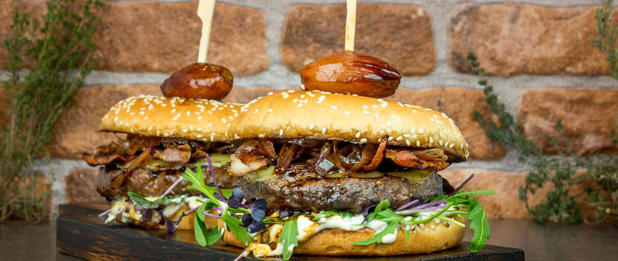 Dry Aged Beef Burger mit Balsamico-Schalotten und Ziegenmayonnaise