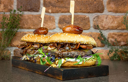 Dry Aged Beef Burger mit Balsamico-Schalotten und Ziegenmayonnaise