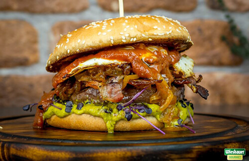 Dry Aged Beef Burger mit Fried-Pickled-Onions und Erbsenpüree