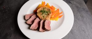 Straußenfilet mit Weizenrisotto und Karotten-Rübengemüse. Die besten Rezepte mit dem exklusiven Straussenfleisch / Straussen Fan Filet in unserem Magazin!