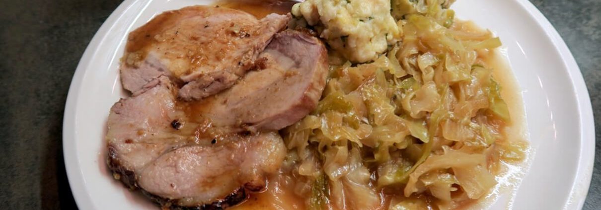 Binekocht: Mangalitza Schweinsbraten mit Dunkelbierkraut und Knödel