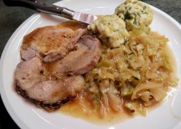 Binekocht: Mangalitza Schweinsbraten mit Dunkelbierkraut und Knödel