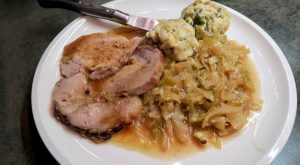 Binekocht: Mangalitza Schweinsbraten mit Dunkelbierkraut und Knödel